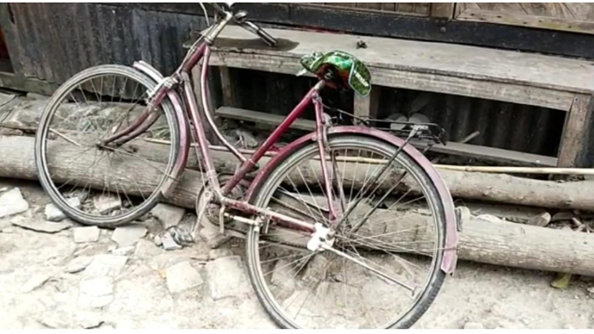 साइकिल से काम पर जा रही महिला पर उसके पति ने फेंका एसिड.