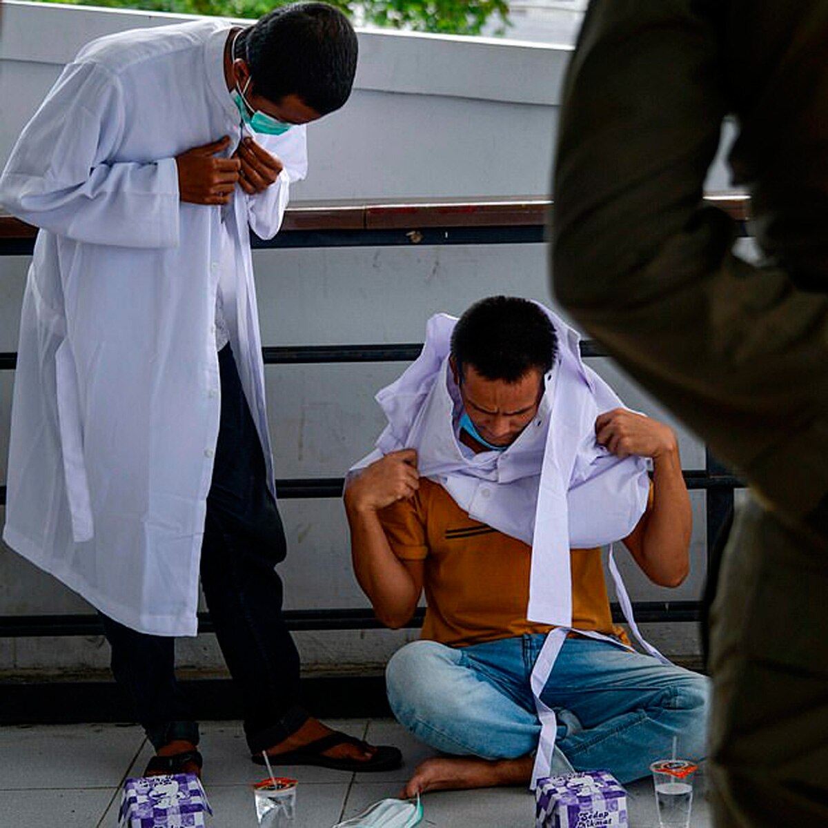 इंडोनेशिया में समलैंगिक शख्स को सजा मिलते हुए