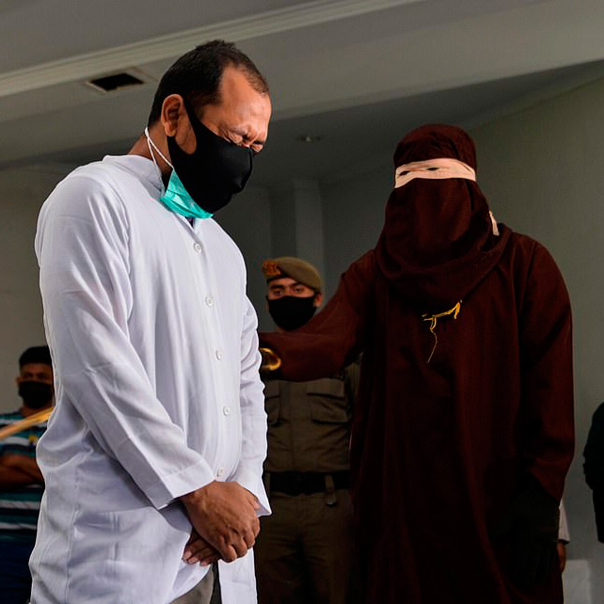 इंडोनेशिया में समलैंगिक शख्स को सजा मिलते हुए