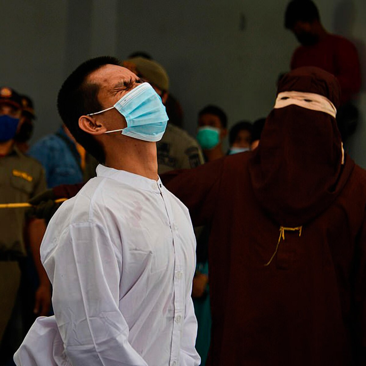 इंडोनेशिया में समलैंगिक शख्स को सजा मिलते हुए