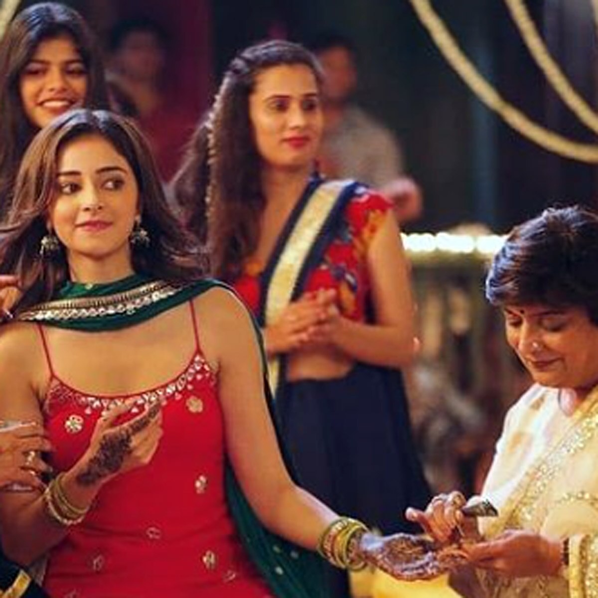 खाली पीली के सेट पर मेहंदी लगवातीं अनन्या पांडे 