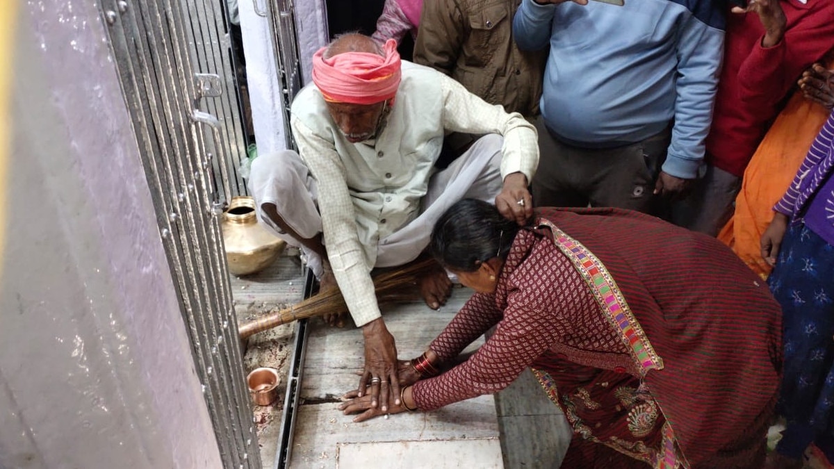 बैतूल: मेले में बाल खींचकर, झाड़ू मार कर भगाये जाते हैं भूत