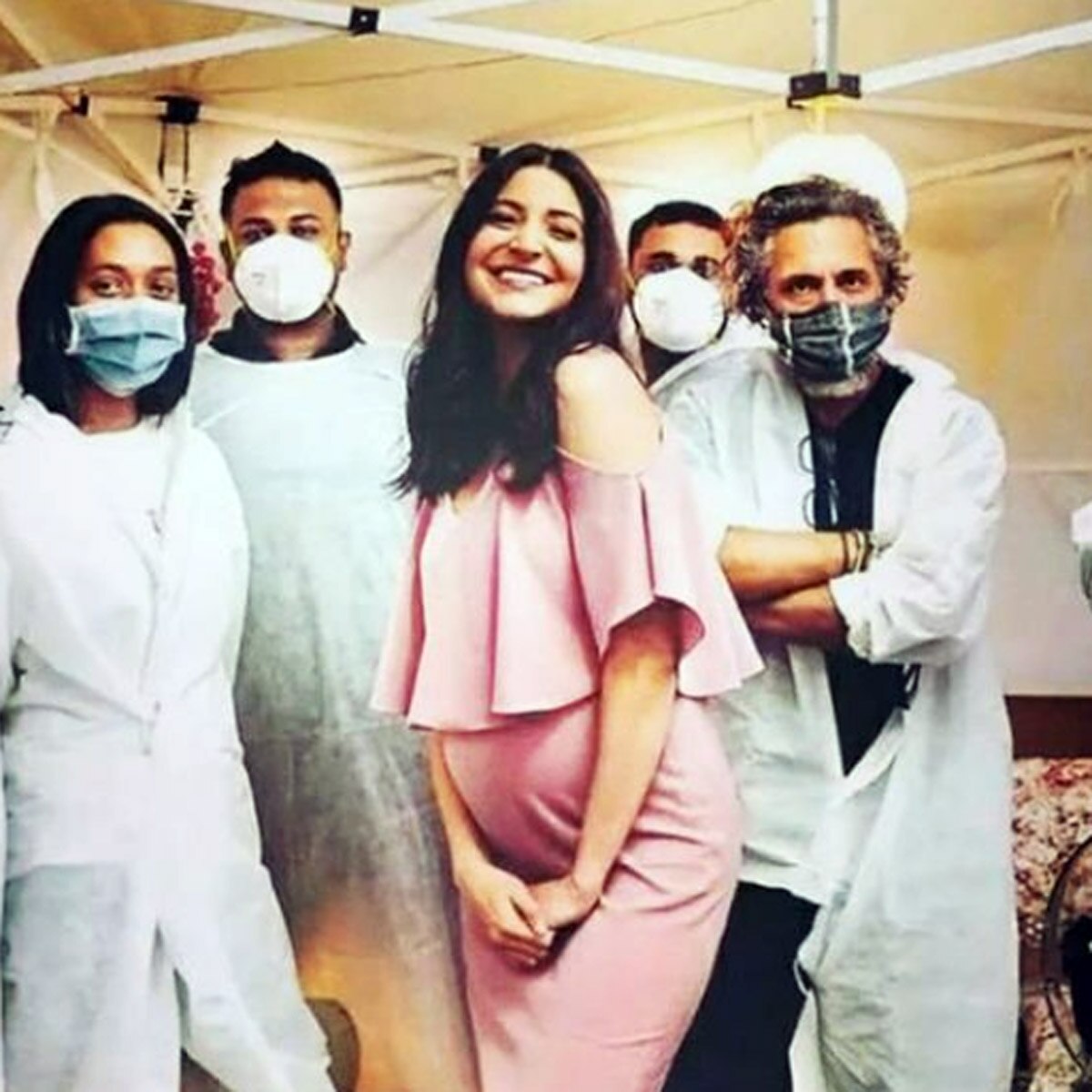 अनुष्का क्रू मेंबर्स के साथ 