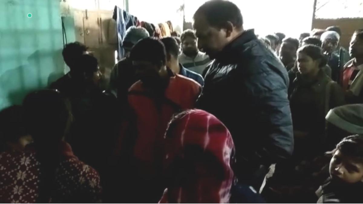 देह व्यापार गैंग की कैद से भागी लड़की