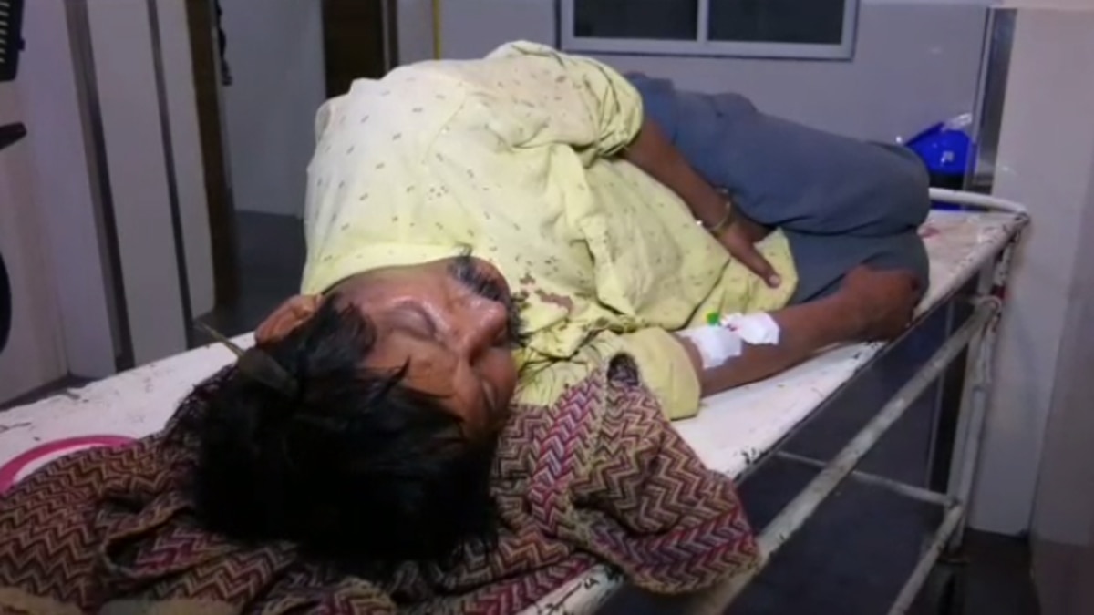 पत्नी को बचाने पहुंचे पति को लगा सिर में तीर. पत्नी को बचाने पहुंचे पति को लगा सिर में तीर.