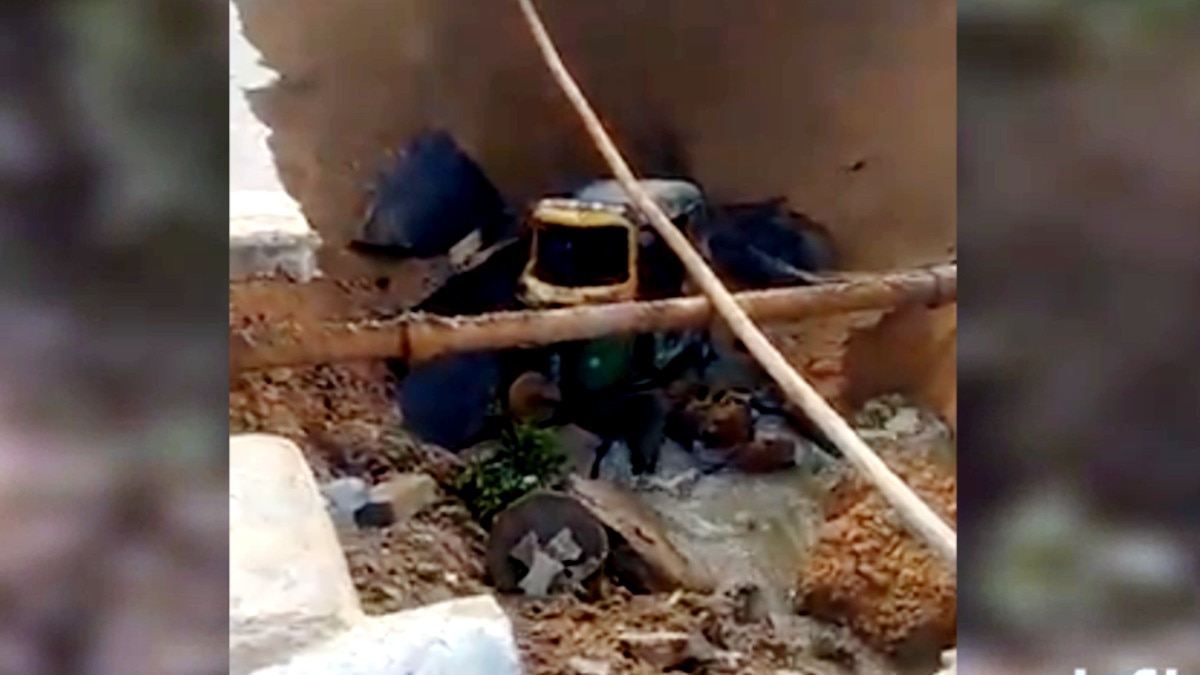 अचानक बीच सड़क में हुआ 25 फीट गहरा गड्ढा, महिला यात्री के साथ गिरा ऑटो 