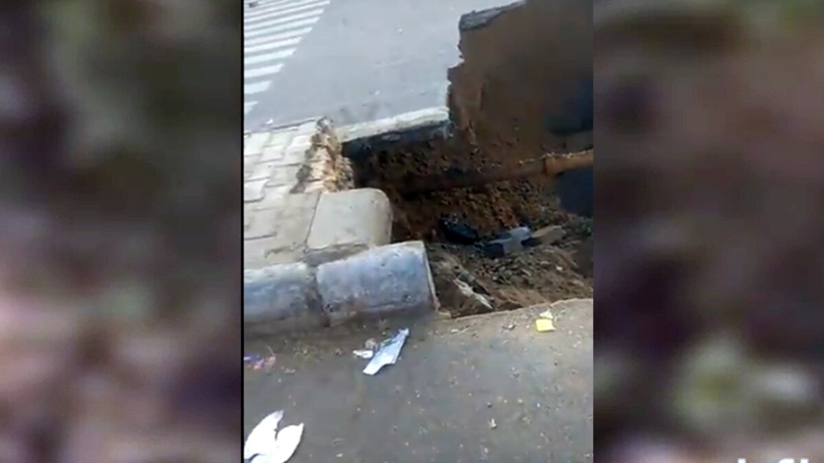 अचानक बीच सड़क में हुआ 25 फीट गहरा गड्ढा, महिला यात्री के साथ गिरा ऑटो 