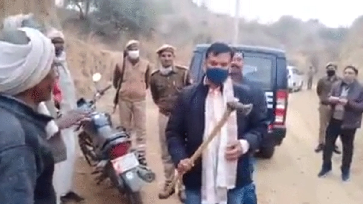 कानपुर देहात जिले के जिलाधिकारी दिनेश चंद्र (फोटो आजतक)