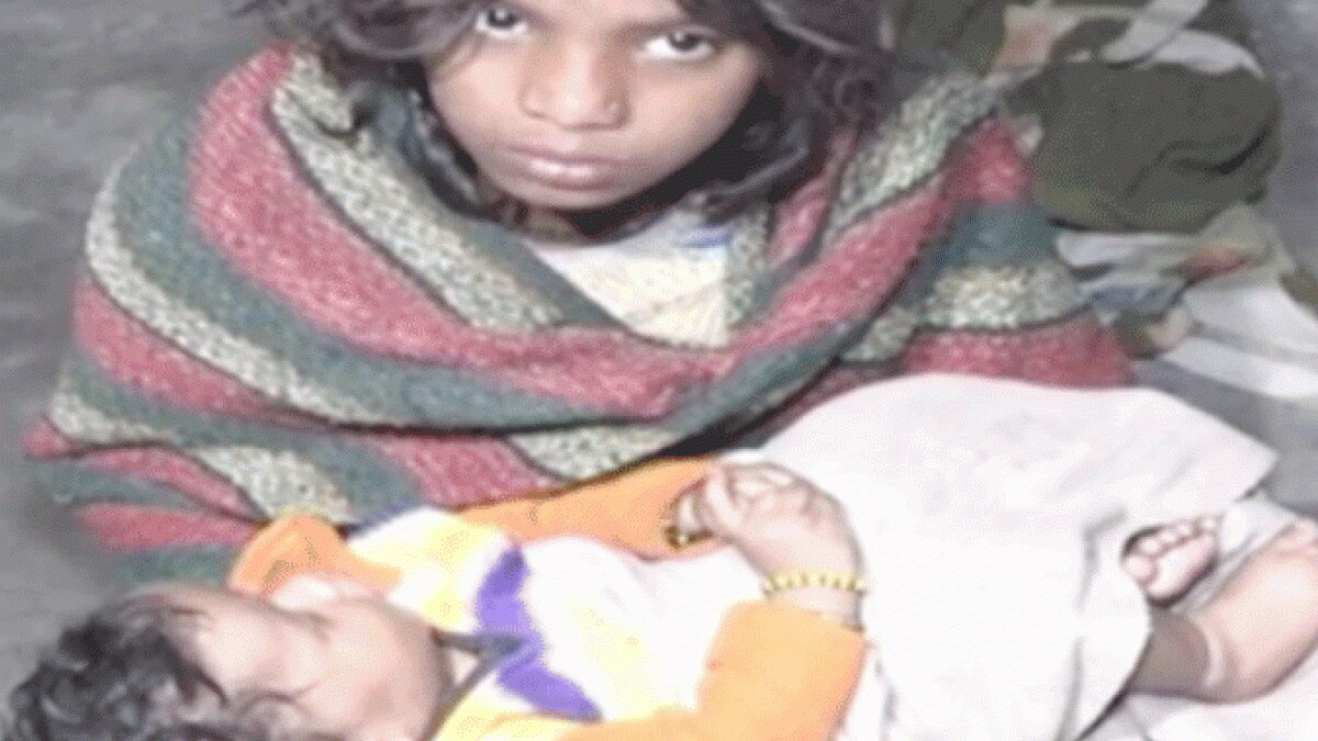 सड़क हादसे में 6 माह की बच्ची बची (फोटो आजतक)