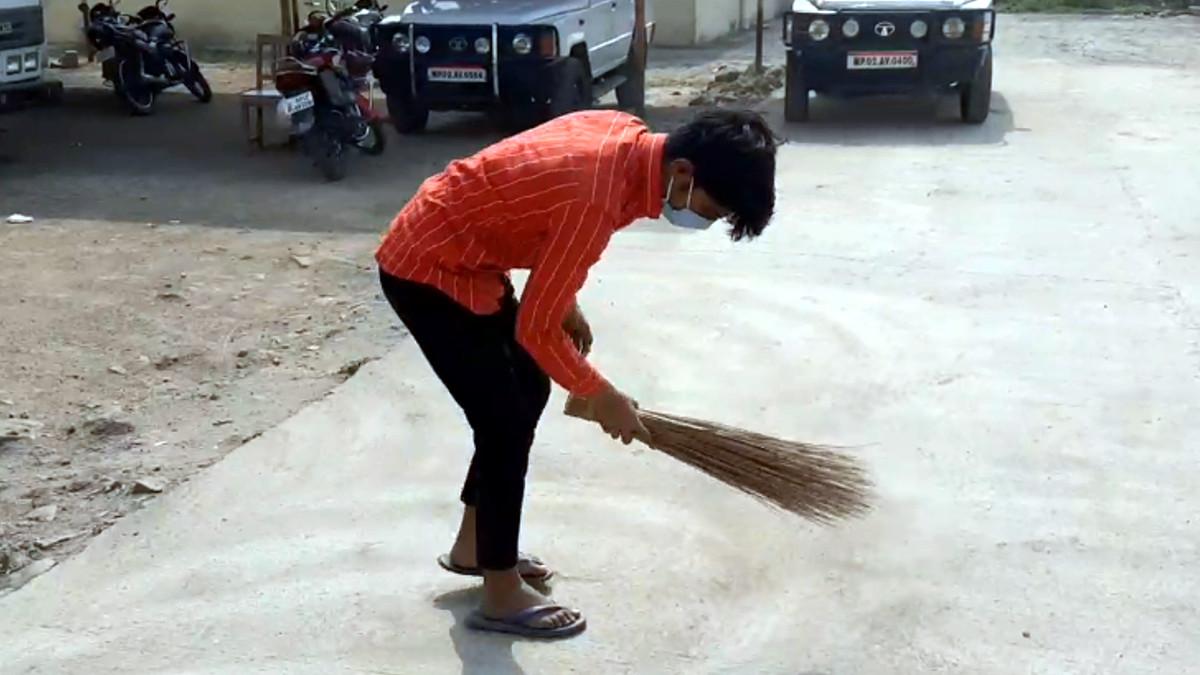 जमानत के बदले लगाना पड़ रहा है झाड़ू.