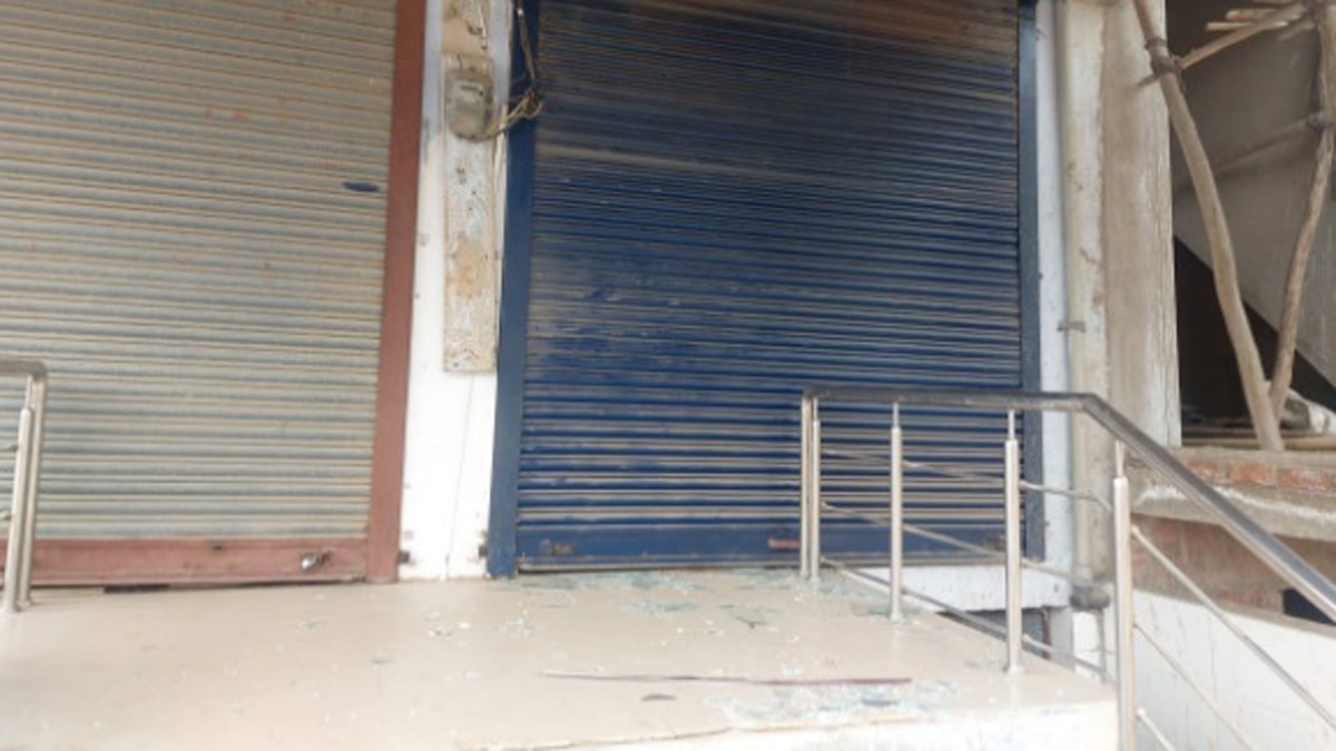  एटीएम में 12 लाख 70 हजार रुपये का कैश मौजूद था.