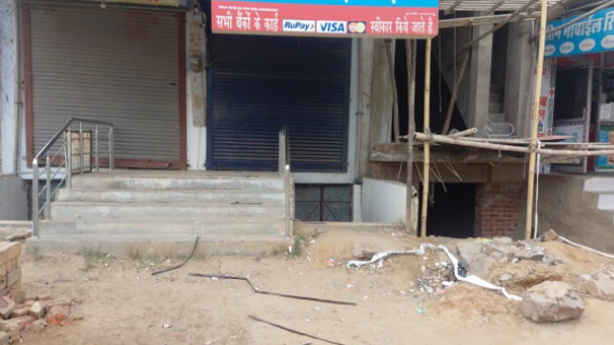 घटना के समय एटीएम में कोई गार्ड मौजूद नहीं था.