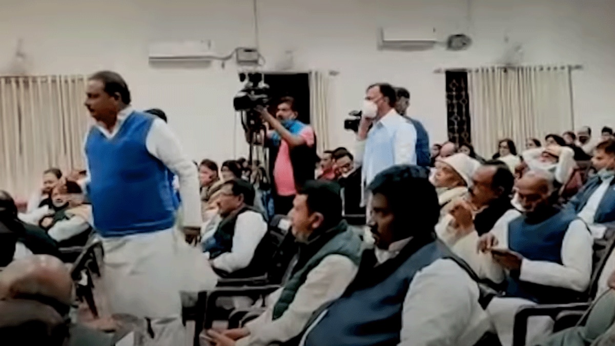 बैठक में पूर्व मंत्री संजीव टोनी के तेवर ने कांग्रेस नेतृत्व को सबसे अधिक परेशान किया