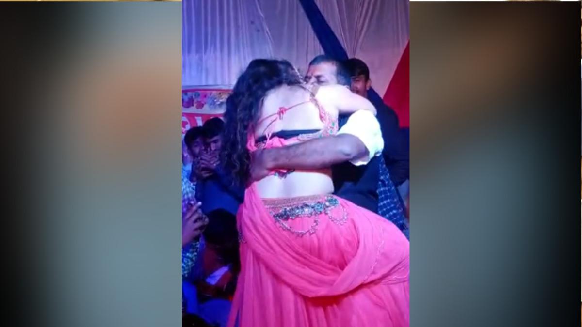 अश्‍लील डांस करते बीजेपी नेता.