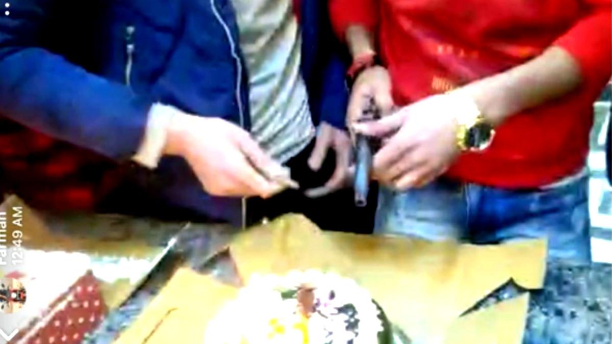 जन्‍मद‍िन पर तमंचे से काटा केक.