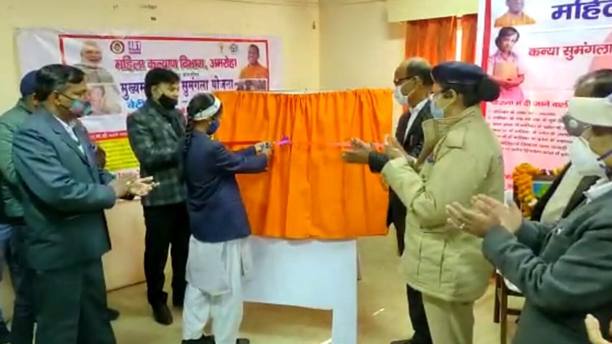  यूपी के इस ज‍िले मेंं 12 छात्राओं की पेंटिंग के नाम किया इस साल का कैलेंडर