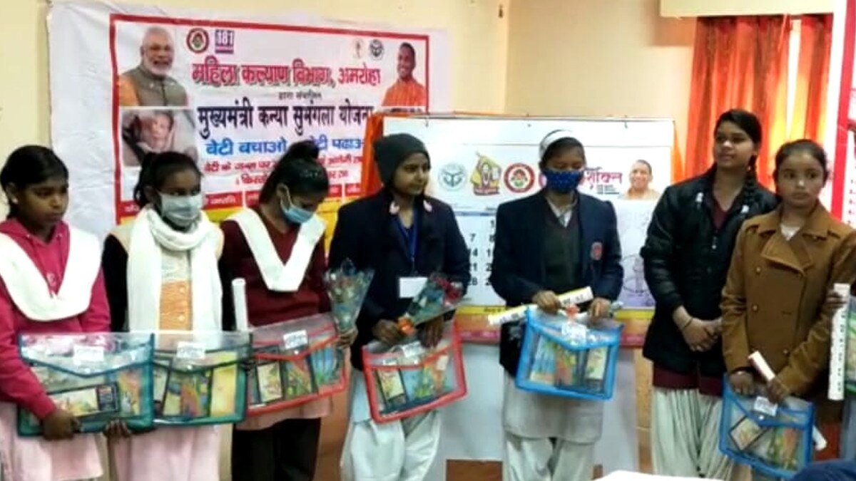  यूपी के इस ज‍िले मेंं 12 छात्राओं की पेंटिंग के नाम किया इस साल का कैलेंडर