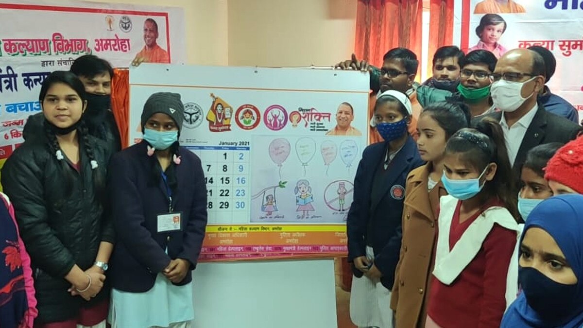 यूपी के इस ज‍िले मेंं 12 छात्राओं की पेंटिंग के नाम किया इस साल का कैलेंडर