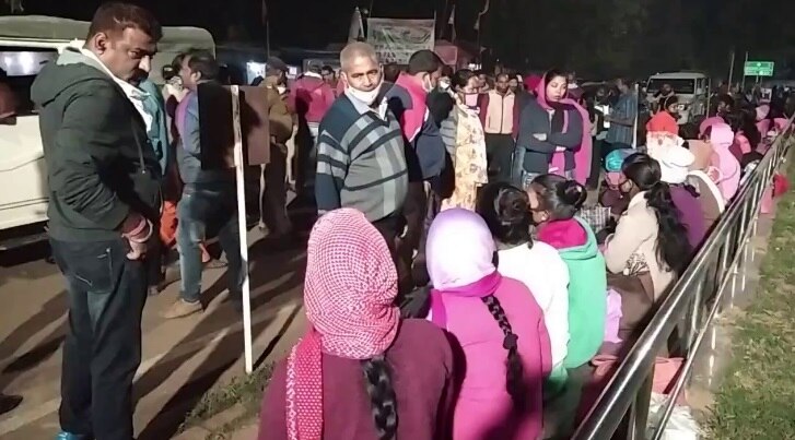  चक्रधरपुर रेलवे स्टेशन में 34 युवतियों का रेस्क्यू किया गया.