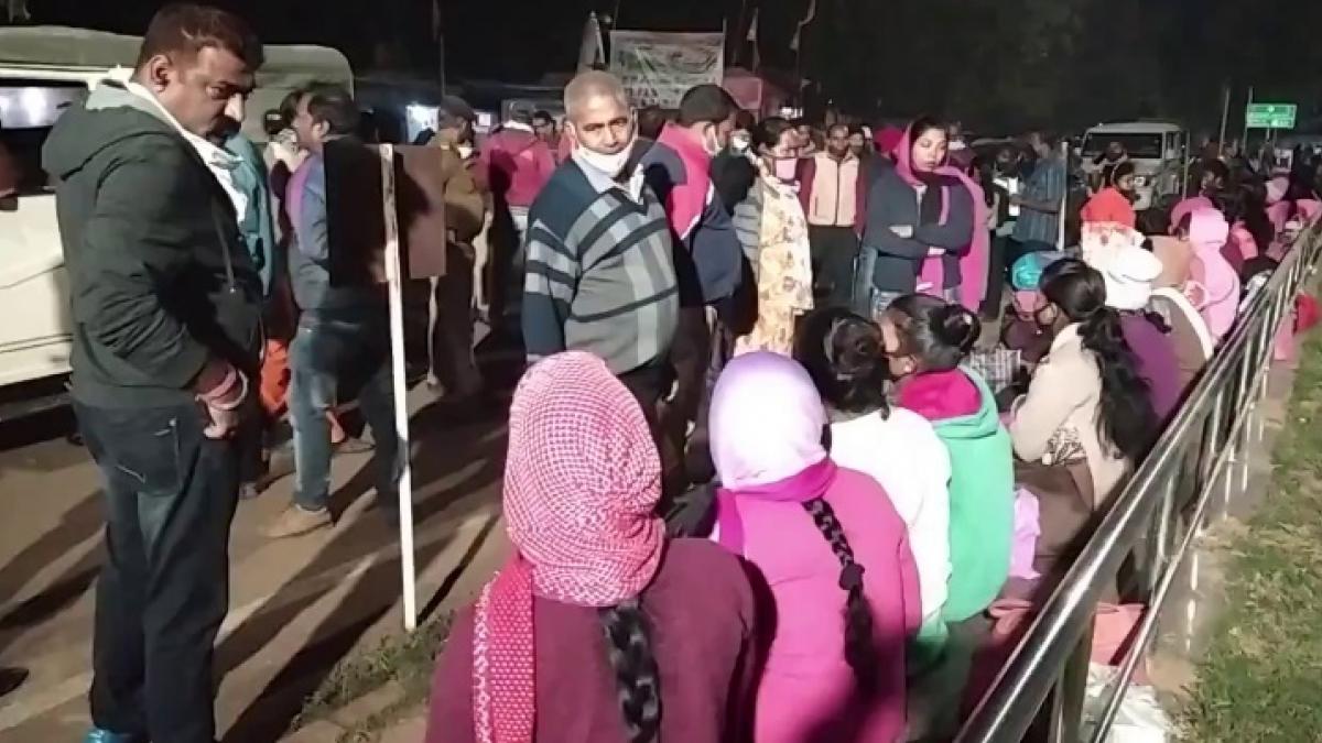 चक्रधरपुर में 34 युवतियों का प्रशासन ने किया रेस्क्यू, काम दिलाने के नाम पर ट्रेन से ले जा रहे थे चेन्नई 