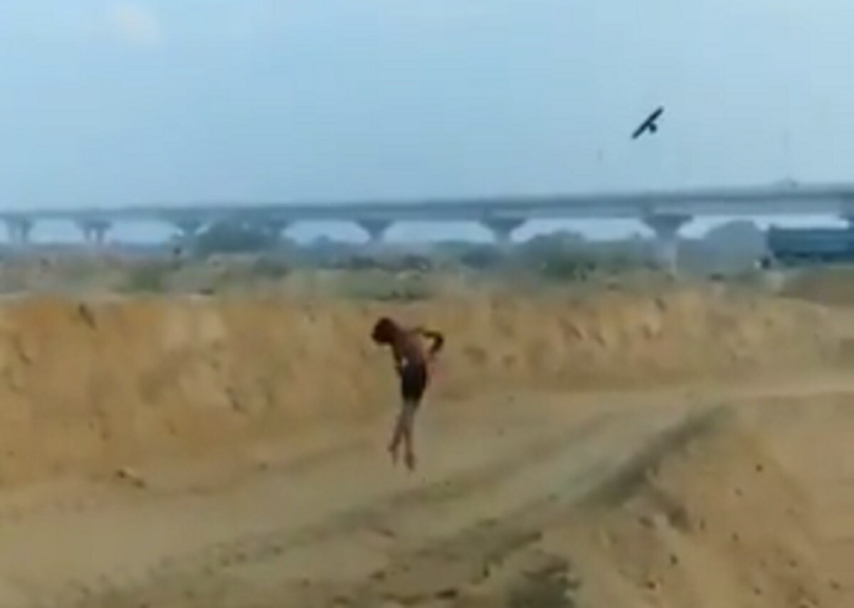 बच्चे का हवा में करतब