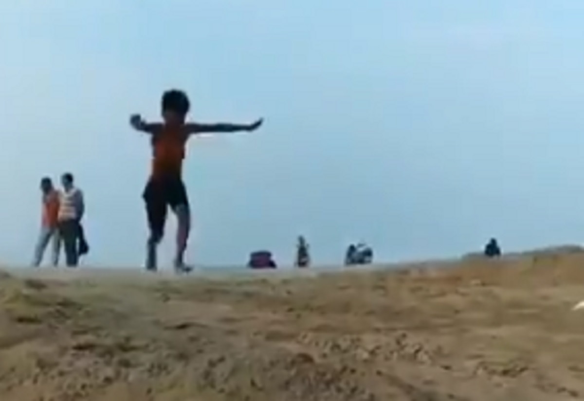 बच्चे का हवा में करतब 