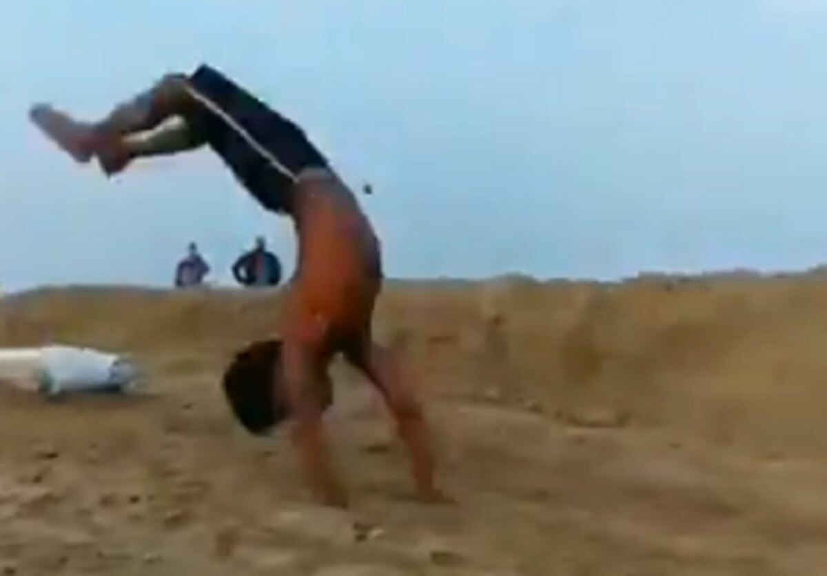 बच्चे का हवा में करतब