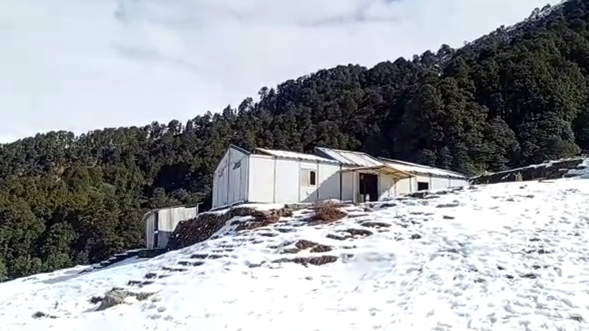 भारत के मिनी स्विट्जरलैंड चोपता में स्‍नोफॉल