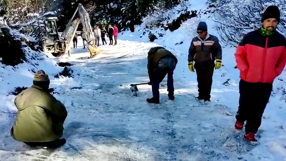 भारत के मिनी स्विट्जरलैंड चोपता में स्‍नोफॉल