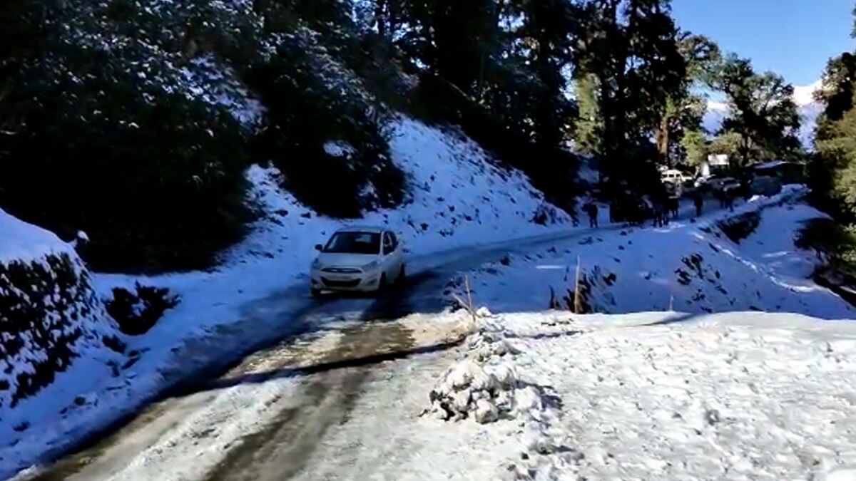 भारत के मिनी स्विट्जरलैंड चोपता में स्‍नोफॉल