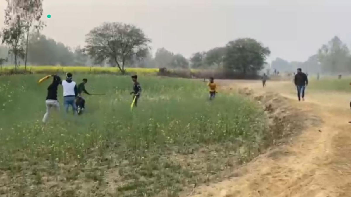 इस मारपीट के दौरान 2 लोग घायल हुए हैं.