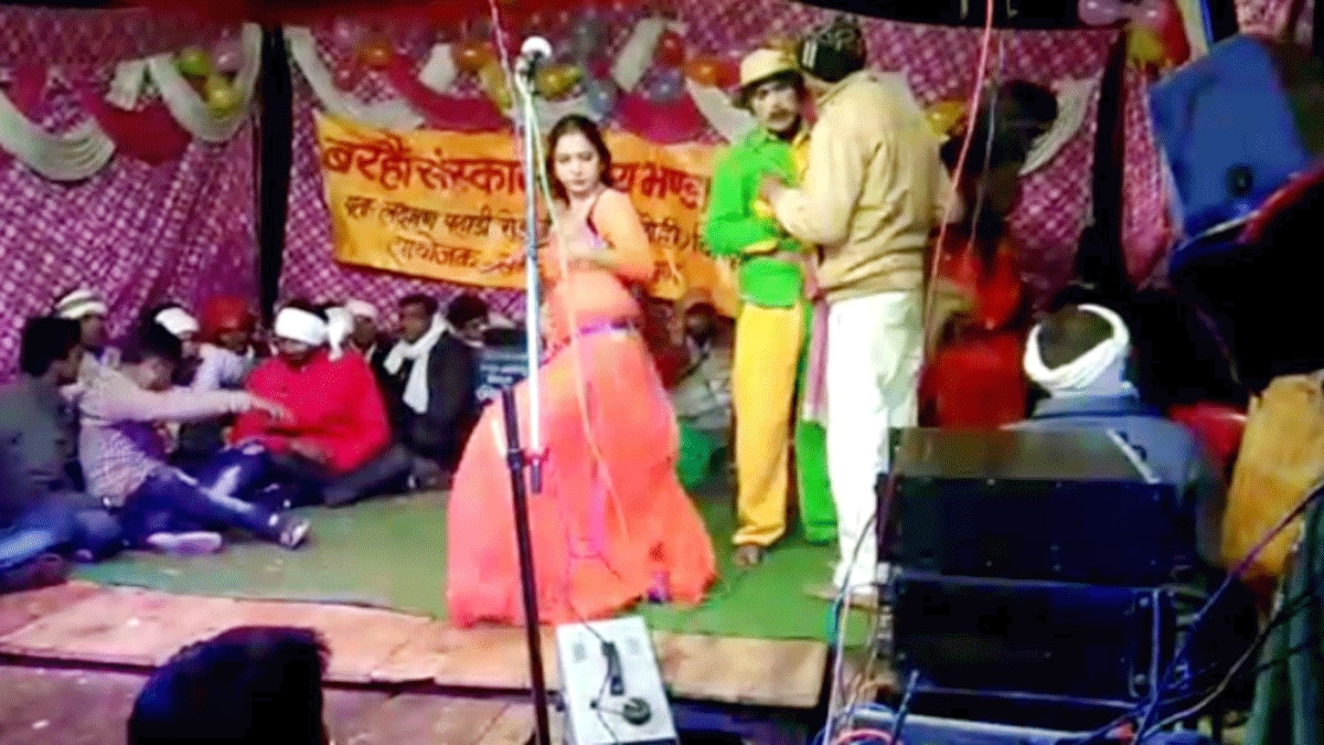 कुतिया ने जन्मे पांच बच्चे को पूरे गांव में मना जश्न (फोटो आजतक)