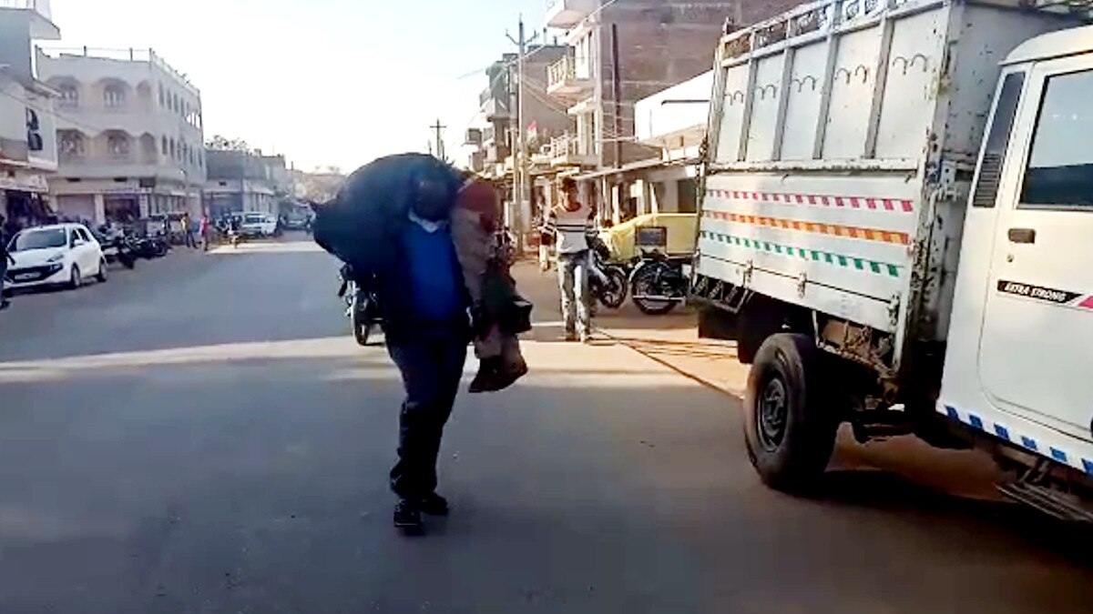 नशे में धुत भूतपूर्व सैनिक की कार की टक्‍कर से युवक की मौत, शव को कंधे पर उठाकर 2 KM पैदल चलकर पहुंचा थाने