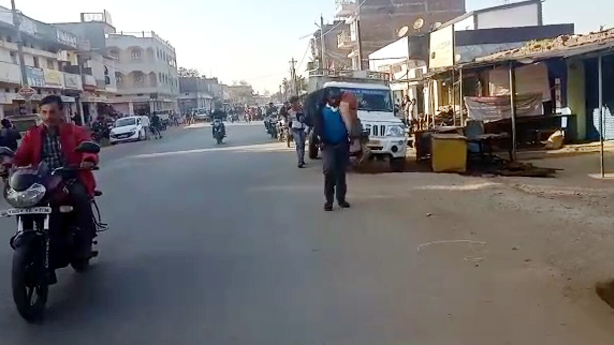 नशे में धुत भूतपूर्व सैनिक की कार की टक्‍कर से युवक की मौत, शव को कंधे पर उठाकर 2 KM पैदल चलकर पहुंचा थाने