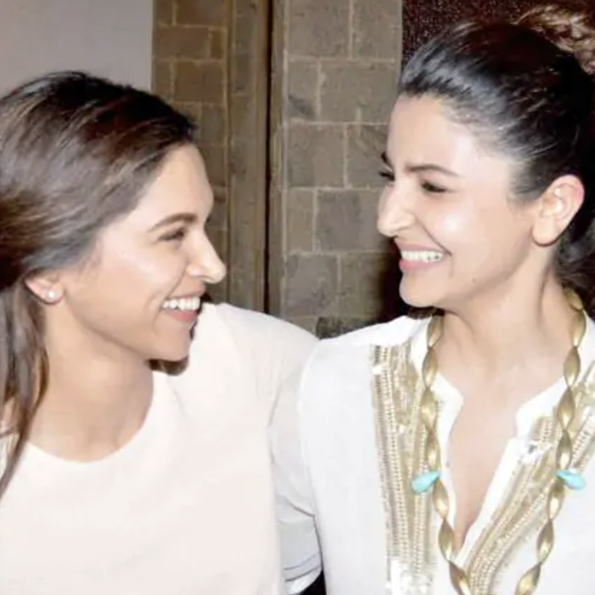 दीपिका पादुकोण और अनुष्का शर्मा 