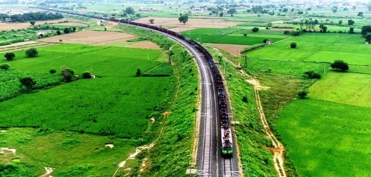 बुनियादी ढांचे पर जोर