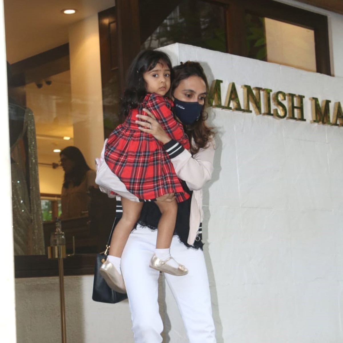 रोहित धवन की पत्नी और बेटी