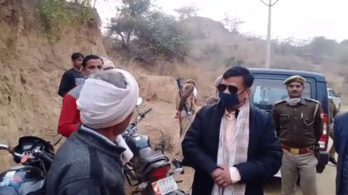 कानपुर देहात जिले के जिलाधिकारी दिनेश चंद्र (फोटो आजतक)