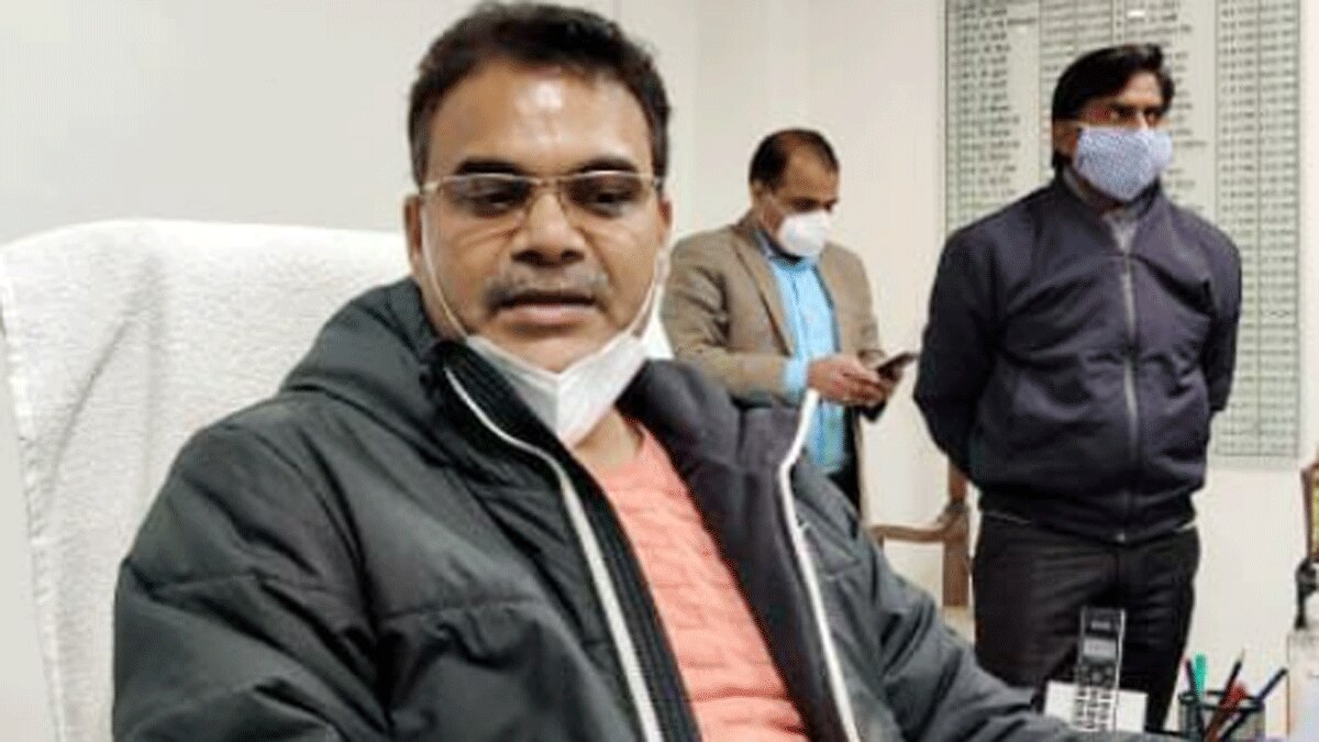 डीएम चंद्र भूषण (फोटो आजतक)