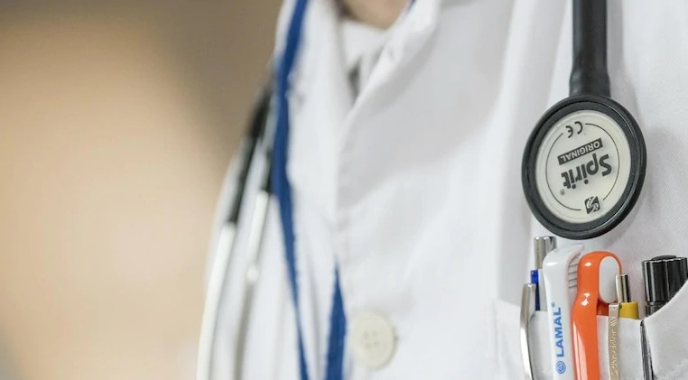 परिवार के सदस्यों का उपचार चल रहा है.