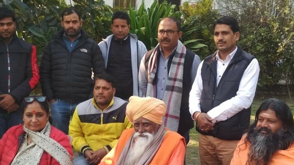 बाबा बोले-लोगों को भी मंदिर निर्माण के लिए सहयोग राशि देने की प्रेरणा मिले.