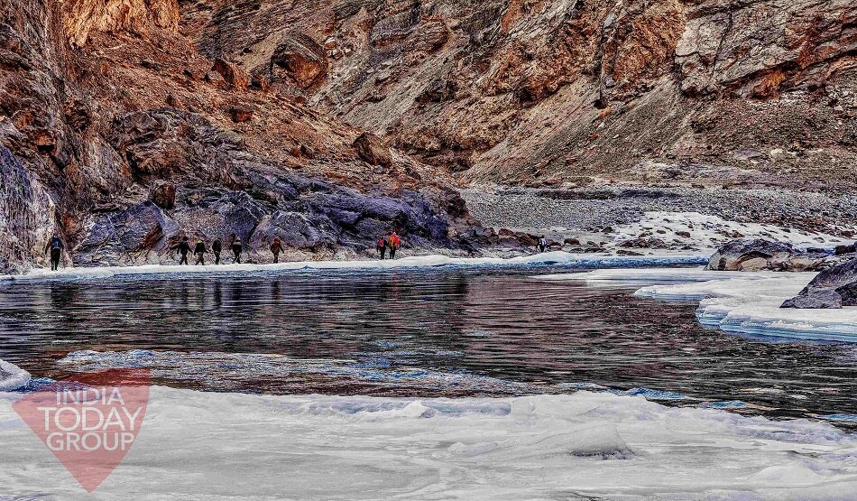  जम गई पूरी नदी