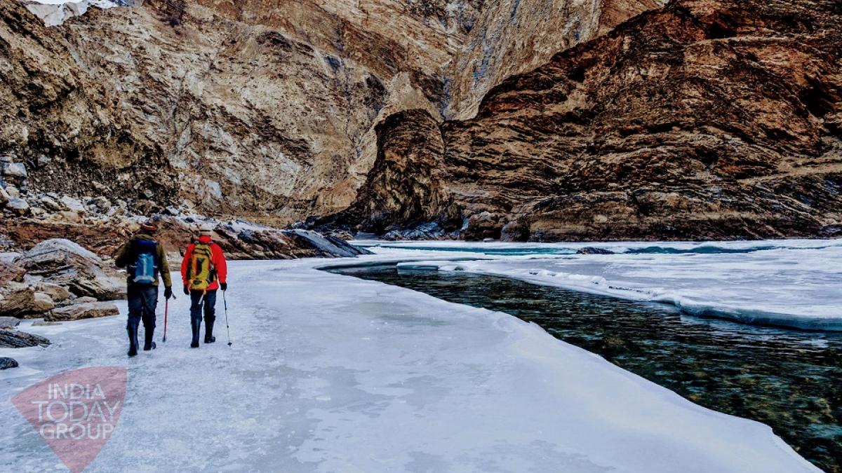 जम गई पूरी नदी