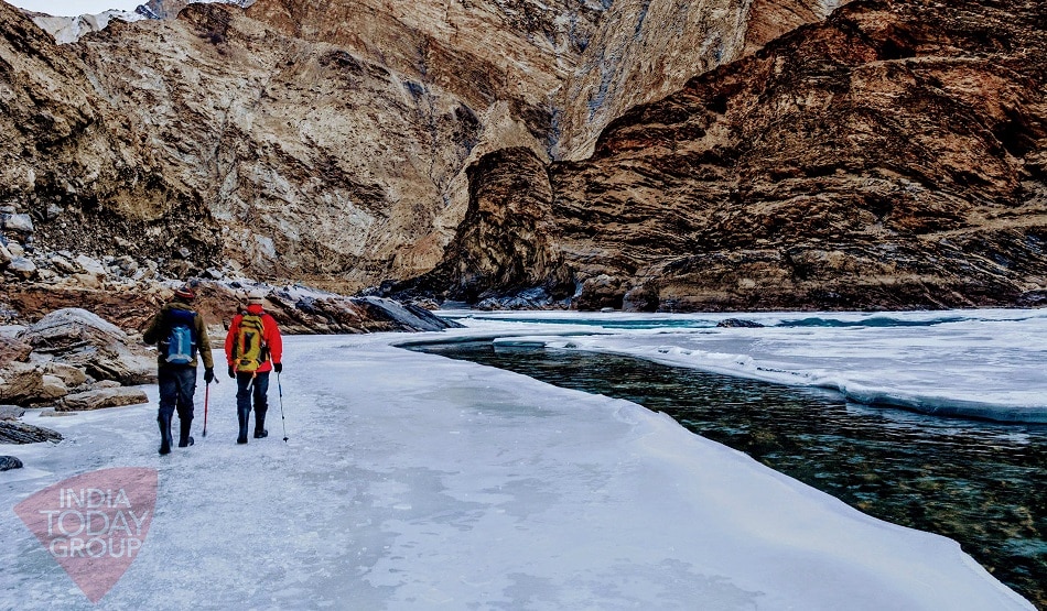  जम गई पूरी नदी