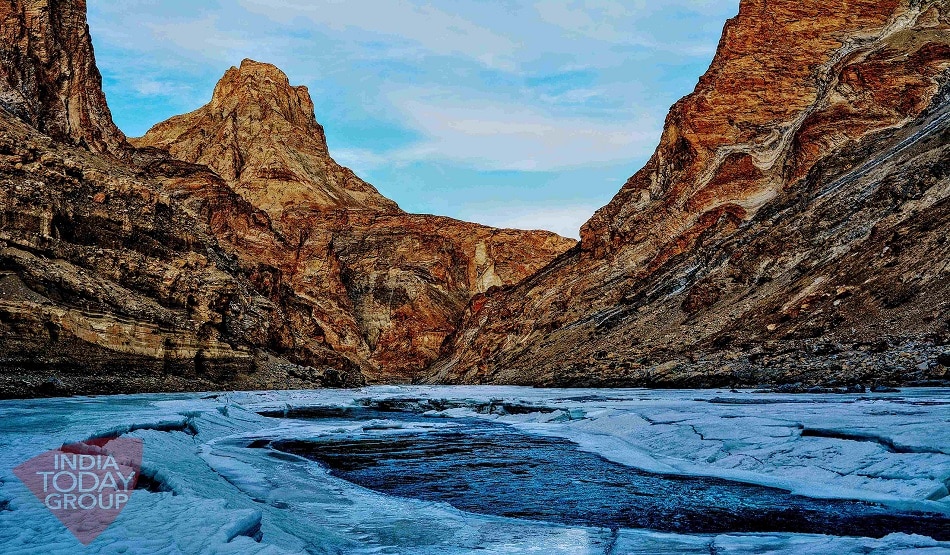  जम गई पूरी नदी