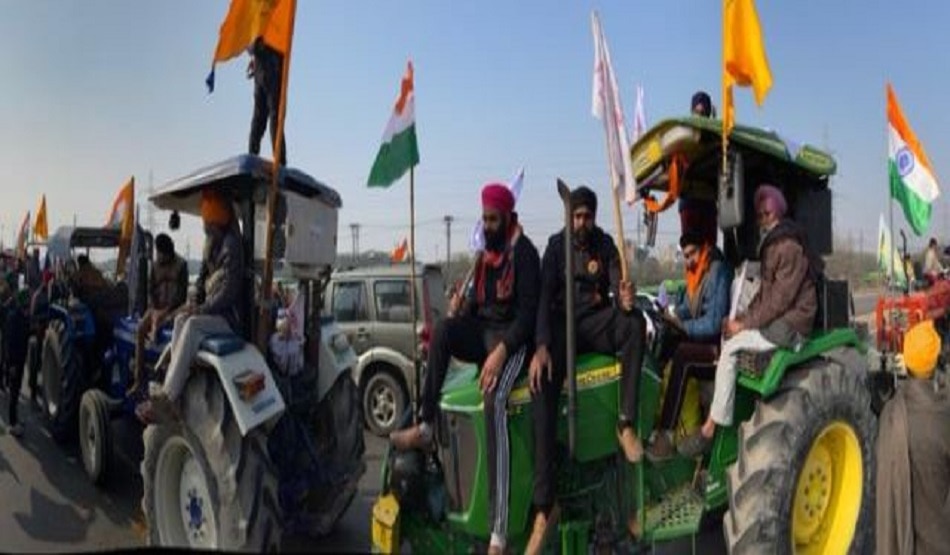 किसानों ने तोड़ी बैरिकेडिंग