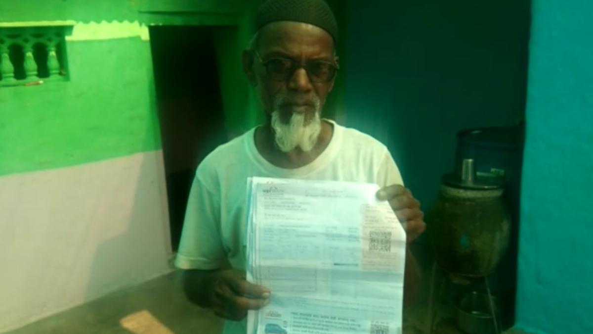 गरीबी ऐसी कि चंदा लेकर इलाज कराने को मजबूर बुजर्ग.