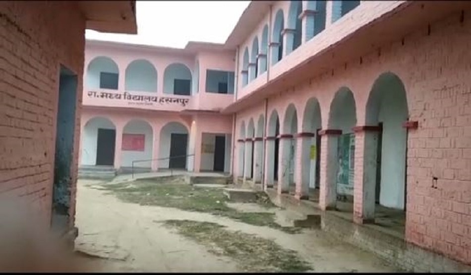 सरकारी स्कूल में बार बालाओं का डांस और शराब पार्टी