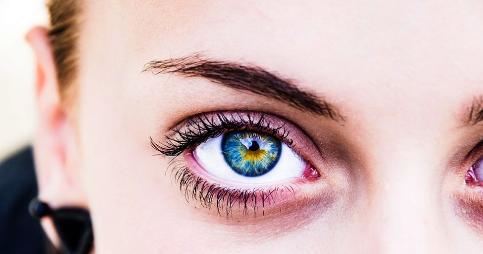 आंखों का फड़कना क्या है?