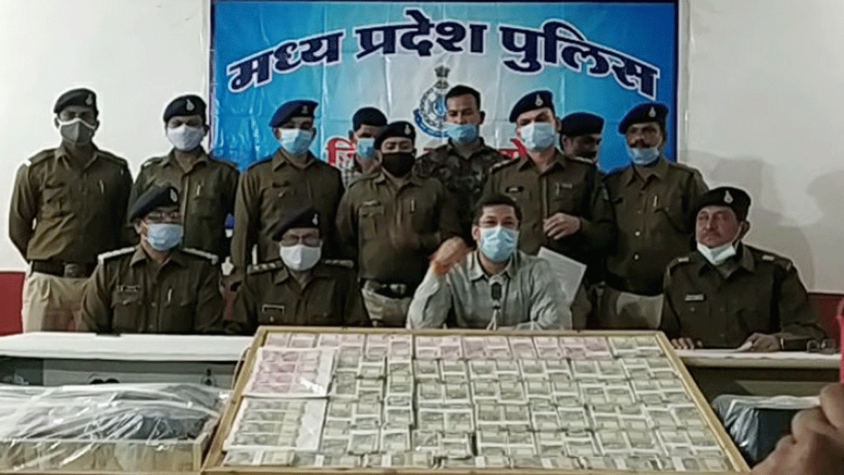 30 लाख 65 हजार के नकली नोट बरामद (फोटो आजतक)